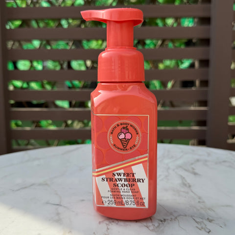 Bath & Body Works Sweet Strawberry Scoop Gentle & Clean Foaming Hand Soap